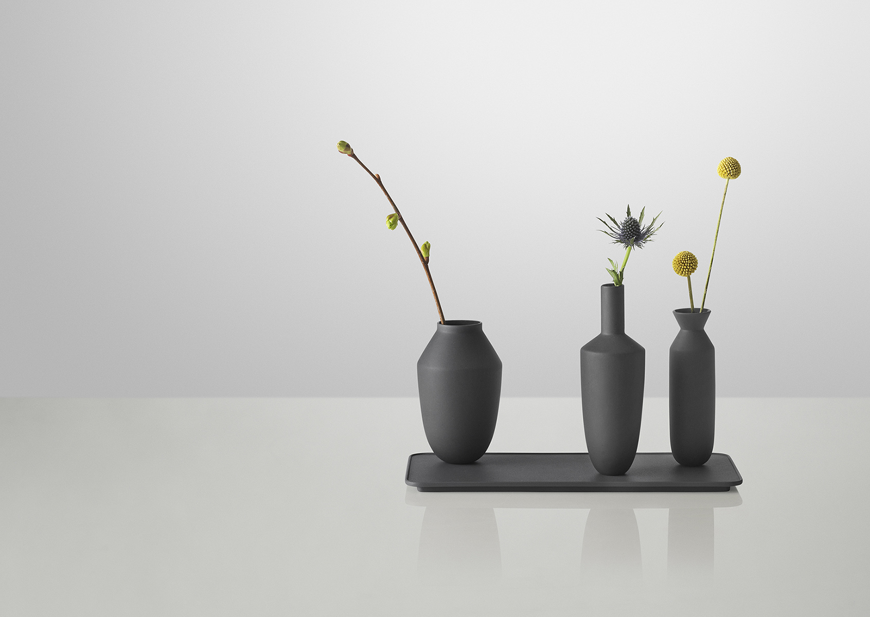 muuto-balance_vase_set_black_flowers_