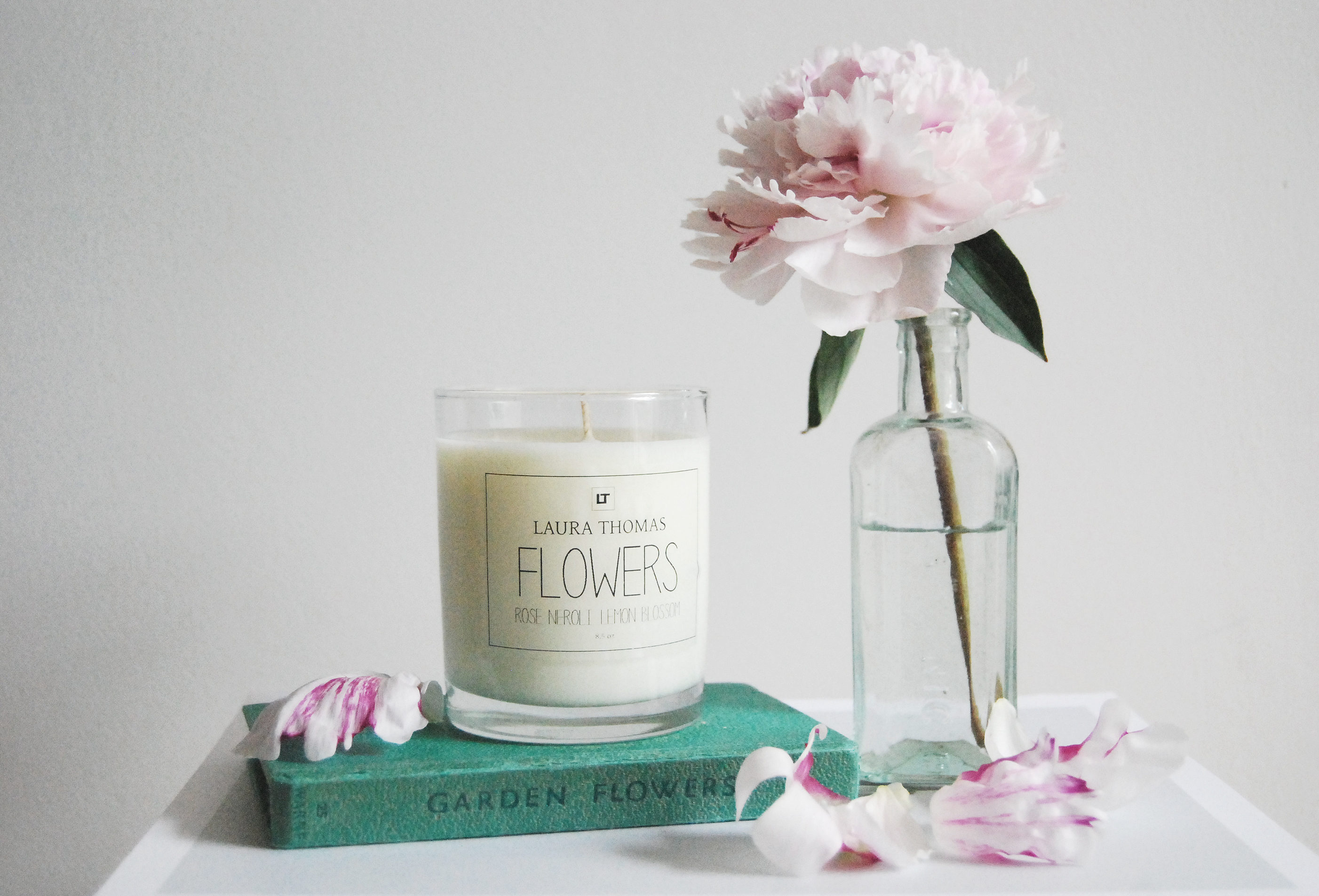 laura-thomas-flowers-candle-100